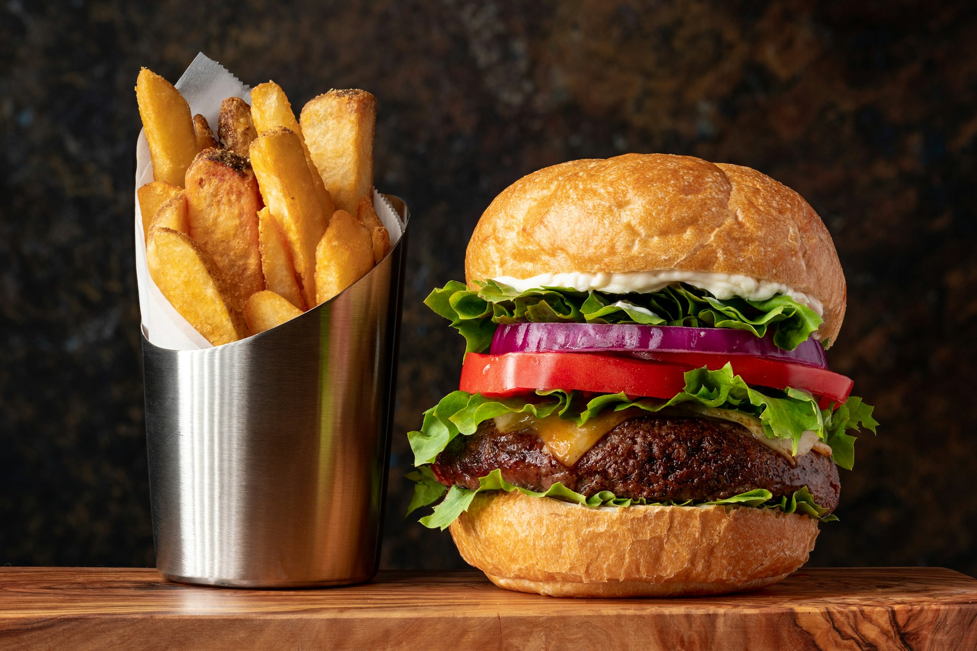 hamburger met frietjes